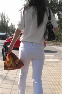 小巧飘逸的紧身白裤妹妹[224M/MTS]