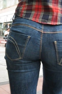 细腰紧牛翘臀美女[195M/AVI]