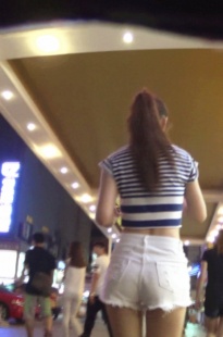 ATM机前的细腰宽臀白色热裤美女[264M/MTS]