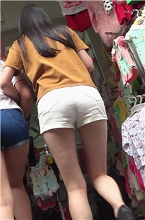 街拍两长腿热裤小妹[341M/MTS]