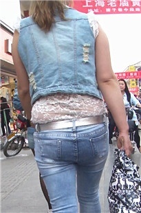 浅色高跟肥臀牛仔美眉[381M/MP4]