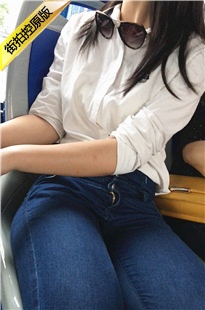 公交车上拍摄蓝色紧身牛仔裤丰满大腿墨镜妹子前三角[687M]