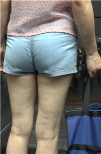 刚出地铁站的紧臀热裤MM [352M/MP4]