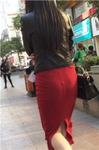 红色长裙美眉婀娜多姿[143M/MOV]