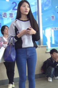 超紧超清纯高挑牛仔美女候车[192M/MTS]
