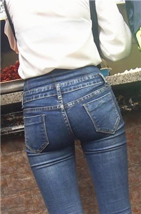 背带牛仔裤美眉极品身材臀部好翘呀[339M/MP4]