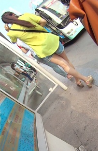 [光腿系列第8集] 公交车站MM嫩腿交叉夹得很紧[759M/MP4]