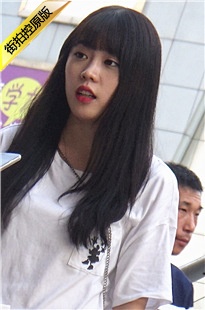 街拍两个板鞋长发漂亮美女逛街[557M/MTS]