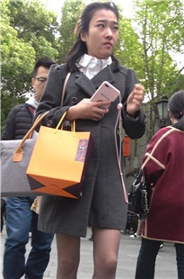 4K-性感风衣街拍黑丝高跟美女DJ813[1.31G]