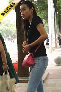 街拍等公交车的蓝色紧身牛仔裤饱满翘臀美眉[597M/AVI]