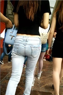 苗条的低腰浅蓝牛黑衣MM身材极品[MP4/402MB]