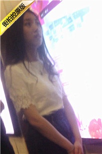 牛仔裙美眉和男朋友排队买电影票[200M/MP4]