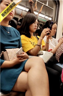 4K-地铁上的丰满美腿美女[448M/MP4]