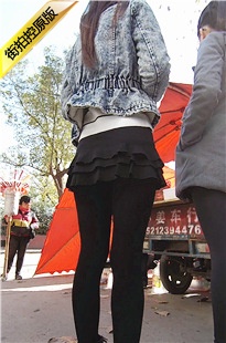 黑丝短裙高校眼镜妹子[615M/MP4]