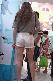 高跟白热裤大长腿少女[220M/MP4]