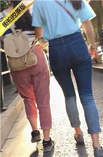 街拍蓝色紧身牛仔裤极品饱满圆润翘臀美眉[476M/MOV]