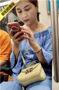 4K-地铁上的美眉玩手机[733M/MP4]