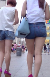 把热裤穿得这么紧也是蛮拼的[103M/MTS]