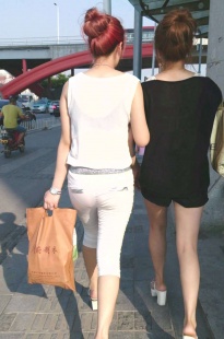 一身白色透明美臀MM回家中[399M/MP4]