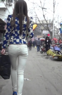 白裤MM，步伐匆匆[130M/M2TS]