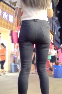 玩单反相机的黑裤丰臀妹子[226M/MTS]