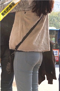 等公交车的浅蓝牛仔裤xinggan美眉[583M/MOV]