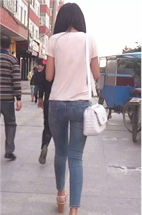 背着包包的牛仔裤小妹身材真赞[68.5M/MP4]