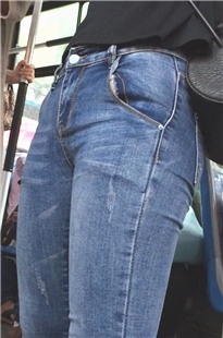 公交上性感蓝牛美三角[129M/MOV]