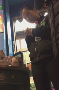 黑色紧身裤小姑娘逛街[1.62G/MP4]