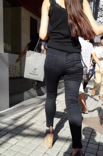 很苗条的紧牛美眉[185M/MP4]