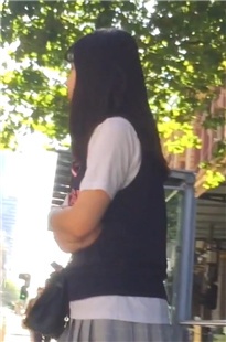 等公交车的灰色超短裙美眉[106M]