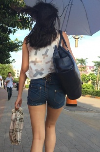 打伞的美眉，你说紧不紧[144M/MOV]