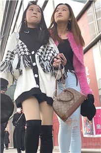 白牛仔饱满骆驼趾紧屯大美女JS230[4.1G]