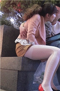 步行街石椅上的一对情侣深情亲吻[869M/M2TS]