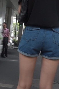 黑衣蓝牛仔热裤美眉[62.9M/MP4]