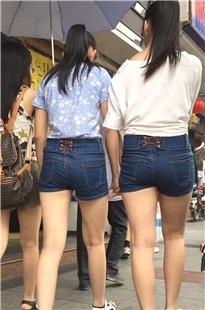 两个紧臀牛仔热裤小妹，各有千秋[1.11G/MOV]