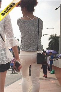 白色紧身裤妹子走路屁屁一扭一扭[323M/MOV]