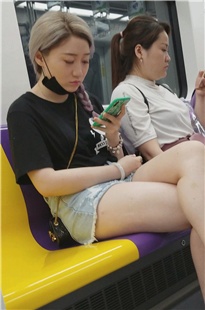 黑色T恤街拍热裤[817M]