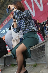 条纹上衣街拍黑丝[574M]