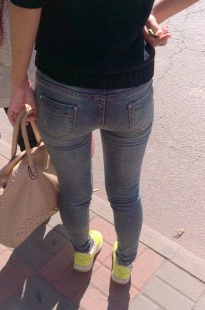 阳光洒在牛仔裤上，PP分外耀眼[124M/MP4]