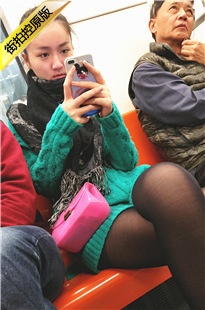 4K-地铁连衣裙黑丝粉鞋极品美女[917M/MP4]