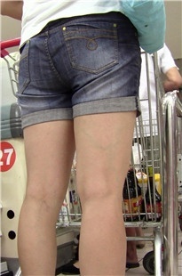 在超市购物的短裤MM，腿白细腻[782M/MTS]