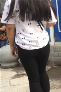 胖乎乎的黑色打底裤小妹[181M/MOV]