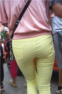 紧身黄裤MM，臀紧内痕现[259M/MP4]