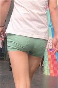 穿拖鞋的绿热裤美眉MM [104M/MP4]