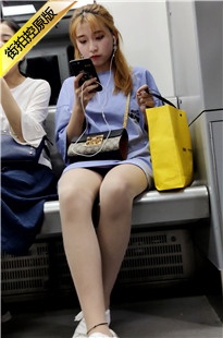 4K-地铁上的短裙美腿气质美女[763M/MP4]