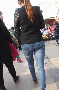 抱着狗狗的牛仔裤MM [212M/MP4]