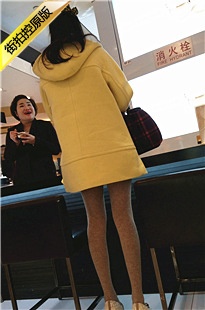 4K-商场买化妆品的黄色风衣SW高跟女子[557M/MP4]