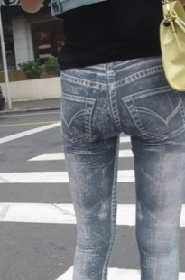 苗条的灰色紧身牛仔裤美女[99.1M/MP4]