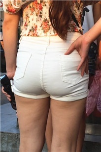 带侄女买衣服的极品大宽臀白热裤美妇[1.08G/AVI]